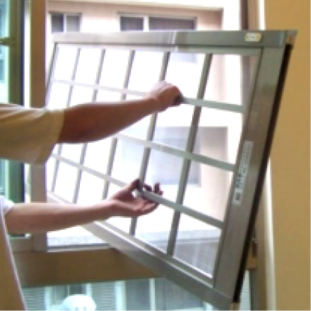 將防墜紗窗移往窗外