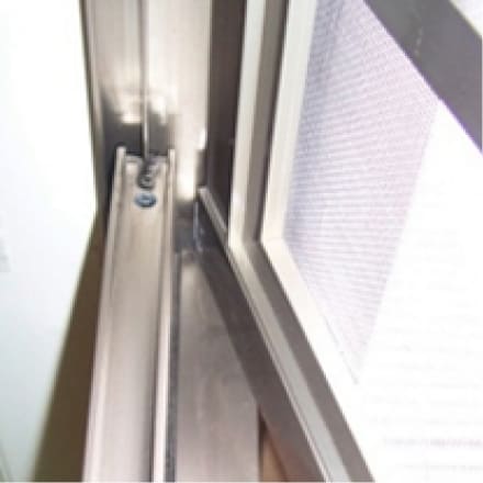 將防墜紗窗置入上方中間軌道