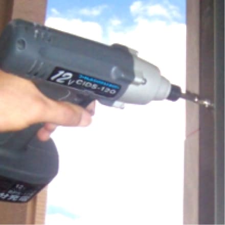 沖鎖孔之鋁方管料上方螺絲固定